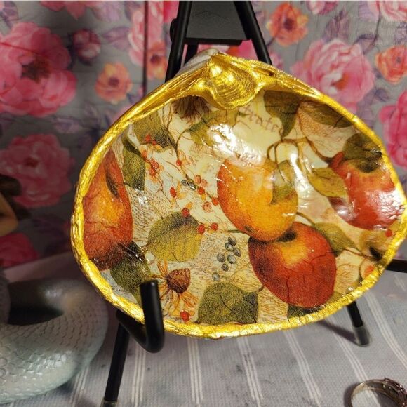 DECOUPAGE CLAM SHELL DECOUPAGE APPLES ON A CLAM SHELL TRINKET DISH - Picture 2 of 11